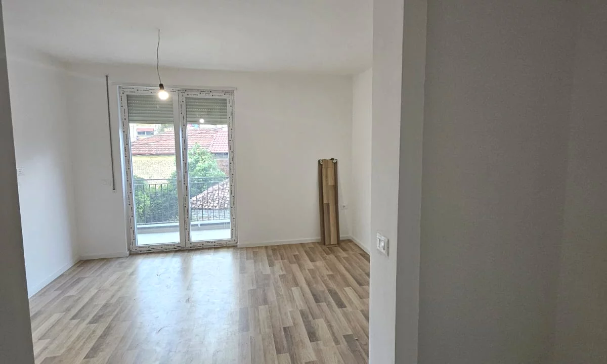 Shtepi ne shitje Apartament ne Tirane, Garsoniere, Mobilimi Bosh, pa mobiluar, Pagesa 95,000  Euro.