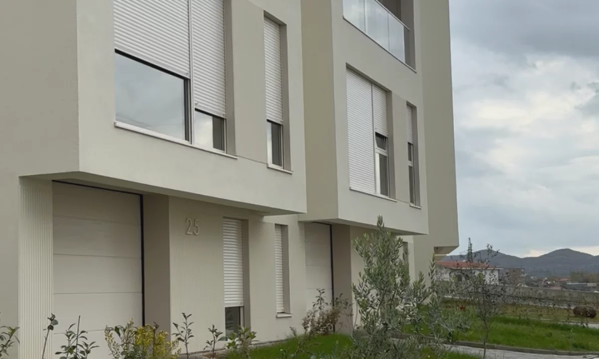 Shtepi me qera Vila Luksoze ne Tirane, 4+1, Mobilimi Pjeserisht e mobiluar, Pagesa 1,200  Euro.