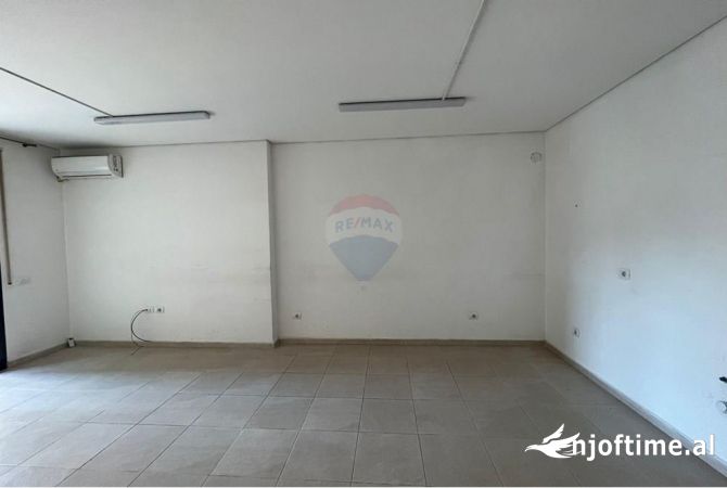 Ambiente Commerciale in Affitto 3+1 a Tirana - 350 Euro