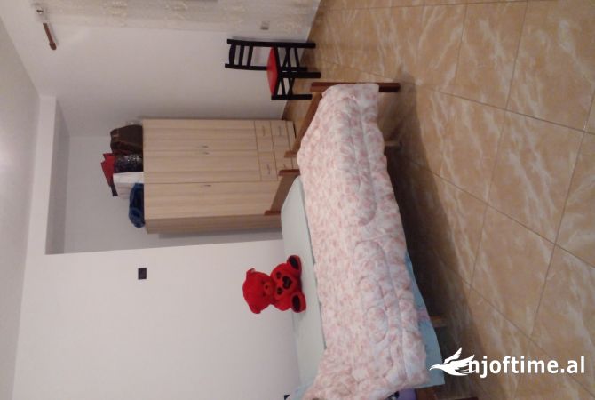 Kerkoj nji vajze per ndarje qiraje.