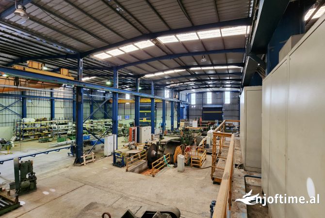 Ambiente Commerciale in Vendita 4+1 a Lushnja - 2,100,000 Euro