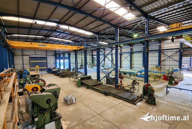 Ambiente Commerciale in Vendita 4+1 a Lushnja - 2,100,000 Euro