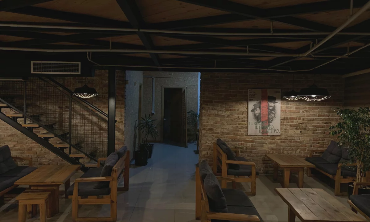 NJESI BIZNESI BAR–KAFE NE SHITJE BULEVARDI PALMAVE LUSHNJE