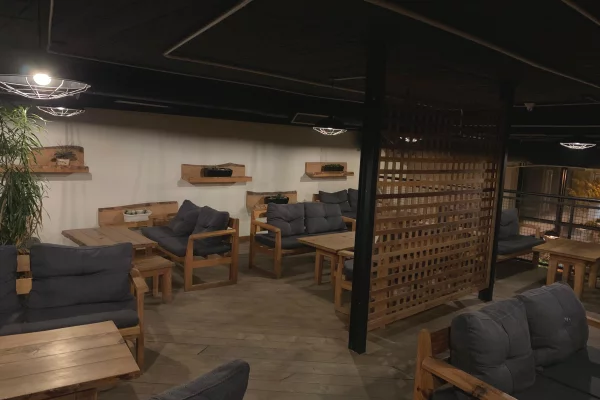 NJESI BIZNESI BAR–KAFE NE SHITJE BULEVARDI PALMAVE LUSHNJE