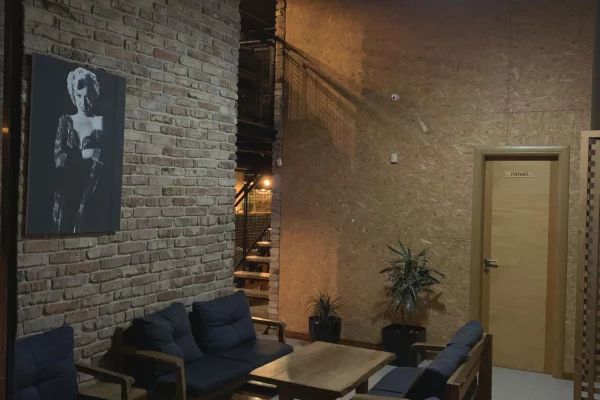 NJESI BIZNESI BAR–KAFE NE SHITJE BULEVARDI PALMAVE LUSHNJE