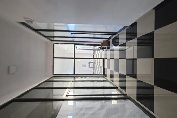 SHITET DYOAN - NJESI KOMERCIALE KATI O, PRANË QENDRËS SANITARE. LUSHNJE