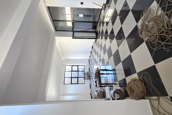 SHITET DYOAN - NJESI KOMERCIALE KATI O, PRANE QENDRES SANITARE. LUSHNJE