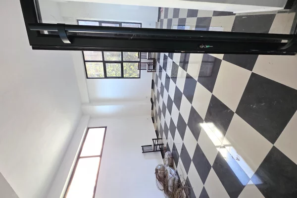 SHITET DYOAN - NJESI KOMERCIALE KATI O, PRANE QENDRES SANITARE. LUSHNJE