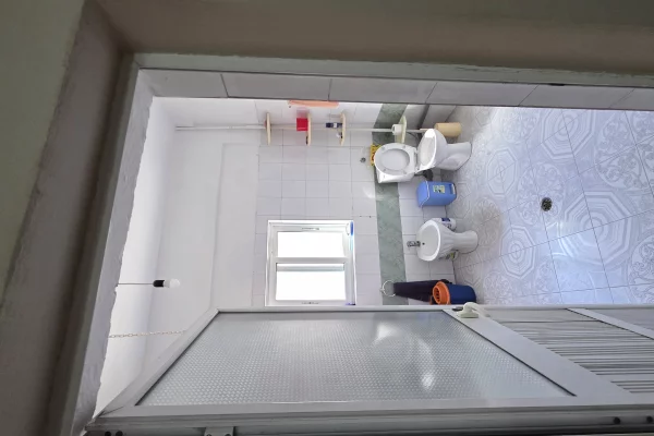 SHITET SHTEPI PRIVATE & DYQANE NE RRUGE KRYESORE LUSHNJE