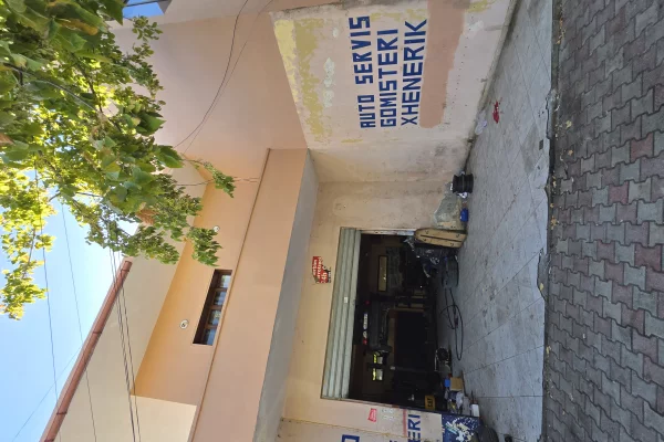 SHITET SHTEPI PRIVATE & DYQANE NE RRUGE KRYESORE LUSHNJE