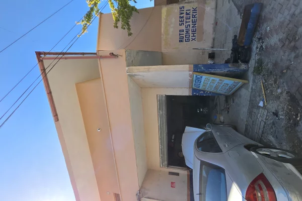 SHITET SHTEPI PRIVATE & DYQANE NE RRUGE KRYESORE LUSHNJE