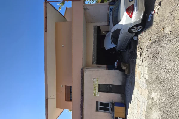 SHITET SHTEPI PRIVATE & DYQANE NE RRUGE KRYESORE LUSHNJE