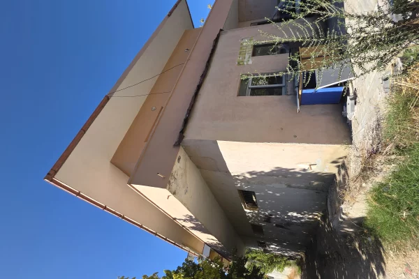 SHITET SHTEPI PRIVATE & DYQANE NE RRUGE KRYESORE LUSHNJE