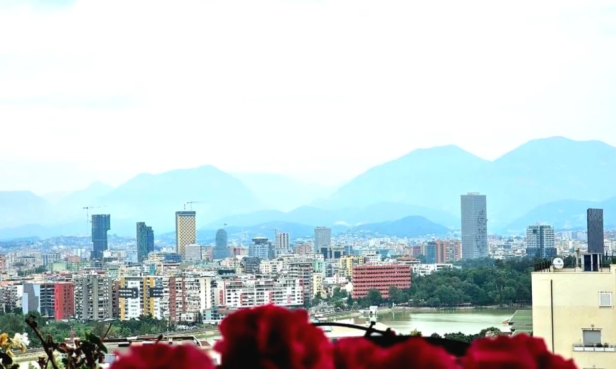 Shtepi ne shitje Penthose(kati i fundit panoramik) ne Tirane, 2+1, Mobilimi E mobiluar, Pagesa 335,000  Euro.