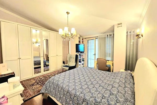 Shtepi ne shitje Penthose(kati i fundit panoramik) ne Tirane, 2+1, Mobilimi E mobiluar, Pagesa 335,000  Euro.