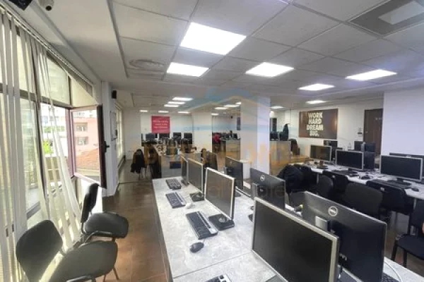 Qira, Ambient biznesi, Rruga e Barrikadave