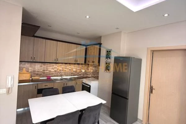 Shtepi ne shitje Apartament ne Tirane, 2+1, Mobilimi E mobiluar, Pagesa 15,500,000  Leke.