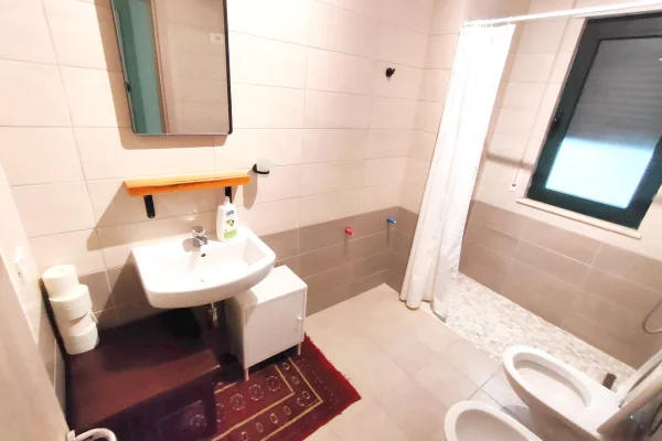 Shtepi ne shitje Apartament ne Tirane, 2+1, Mobilimi E mobiluar, Pagesa 250,000  Euro.