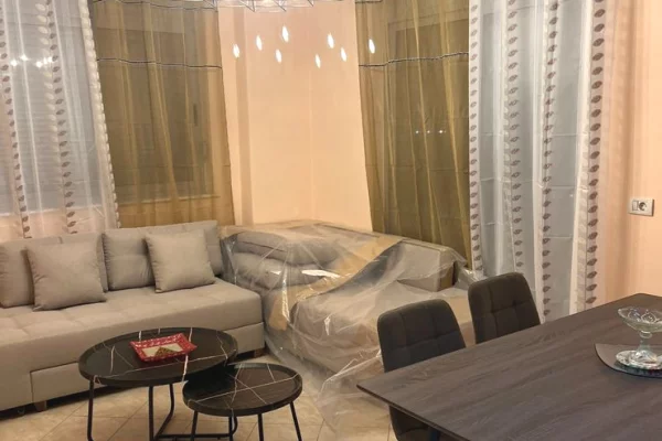 Shtepi me qera Apartament ne Tirane, 2+1, Mobilimi E mobiluar, Pagesa 500  Euro.