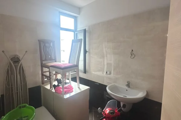 Shtepi ne shitje Apartament ne Tirane, 2+1, Mobilimi E mobiluar, Pagesa 220,000  Euro.