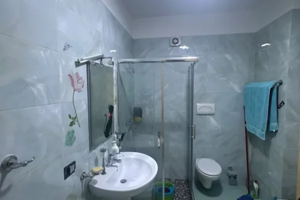 Shtepi ne shitje Apartament ne Tirane, 2+1, Mobilimi E mobiluar, Pagesa 220,000  Euro.