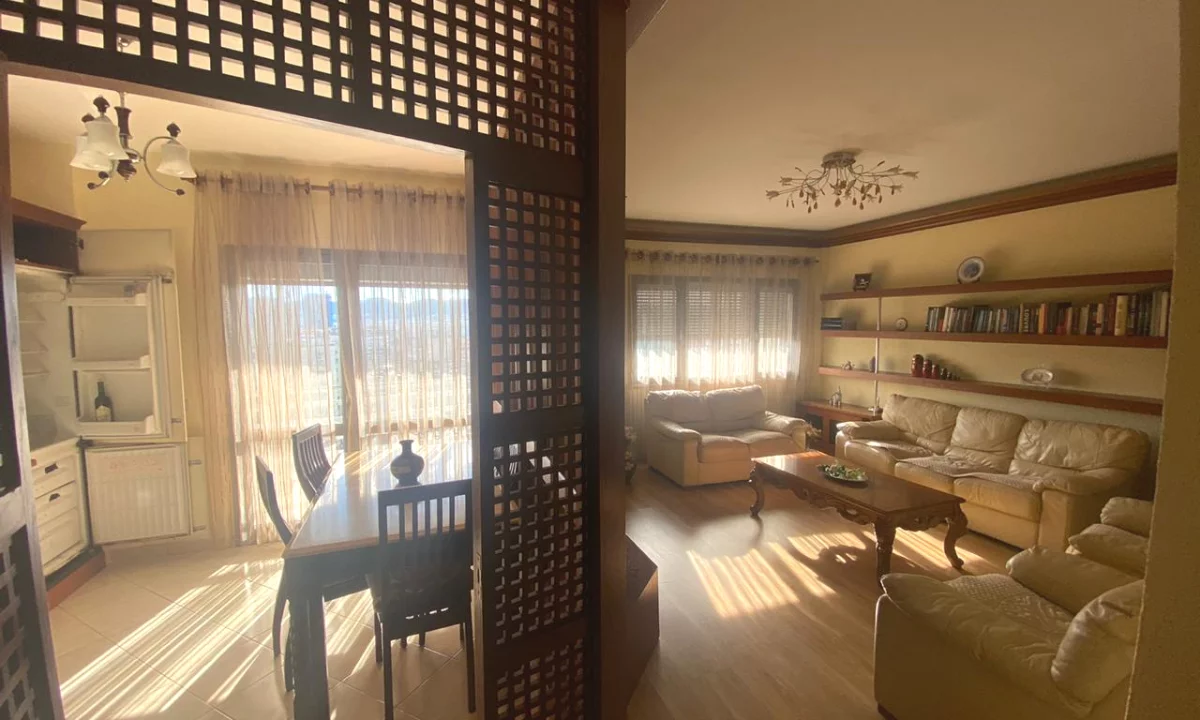 Shtepi ne shitje Apartament ne Tirane, 2+1, Mobilimi E mobiluar, Pagesa 300,000  Euro.