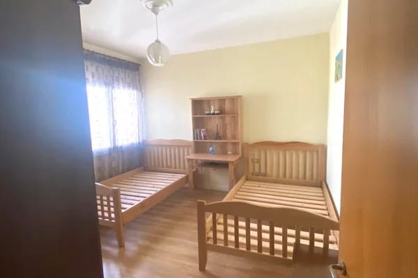 Shtepi ne shitje Apartament ne Tirane, 2+1, Mobilimi E mobiluar, Pagesa 300,000  Euro.