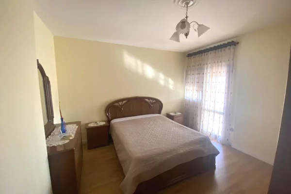 Shtepi ne shitje Apartament ne Tirane, 2+1, Mobilimi E mobiluar, Pagesa 300,000  Euro.