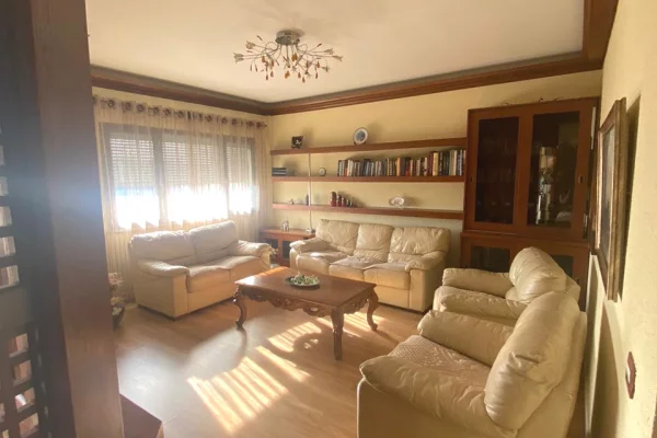Shtepi ne shitje Apartament ne Tirane, 2+1, Mobilimi E mobiluar, Pagesa 300,000  Euro.