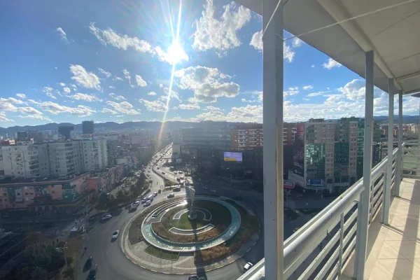 Shtepi ne shitje Apartament ne Tirane, 2+1, Mobilimi E mobiluar, Pagesa 300,000  Euro.