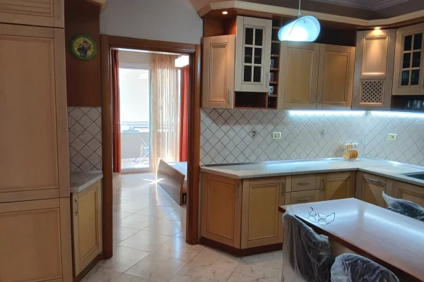 Shtepi me qera Apartament ne Tirane, 2+1, Mobilimi E mobiluar, Pagesa 85,000  Leke.