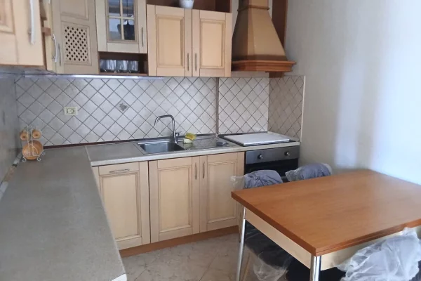 Shtepi me qera Apartament ne Tirane, 2+1, Mobilimi E mobiluar, Pagesa 85,000  Leke.