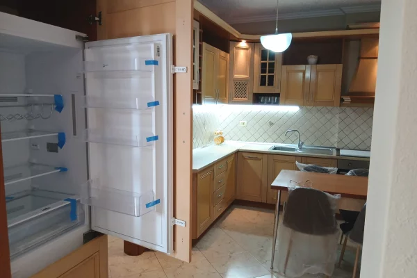 Shtepi me qera Apartament ne Tirane, 2+1, Mobilimi E mobiluar, Pagesa 85,000  Leke.