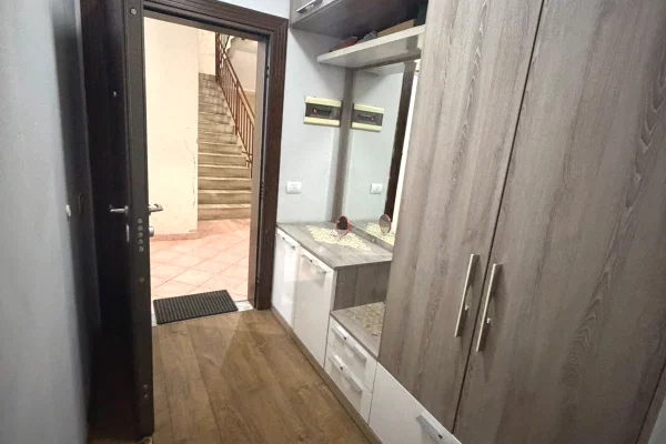 Shtepi me qera Apartament ne Tirane, 2+1, Mobilimi E mobiluar, Pagesa 55,000  Leke.