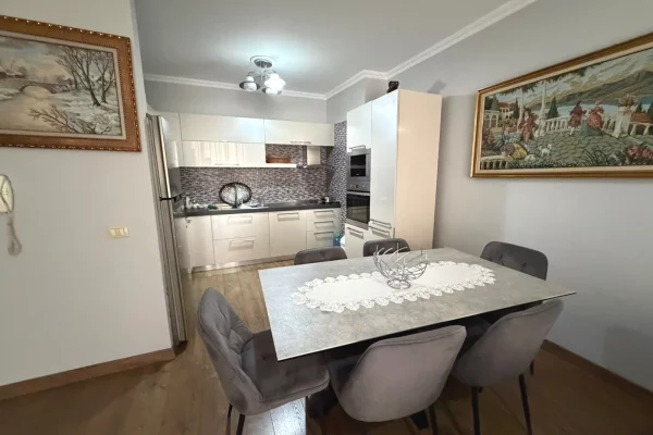 Shtepi me qera Apartament ne Tirane, 2+1, Mobilimi E mobiluar, Pagesa 55,000  Leke.