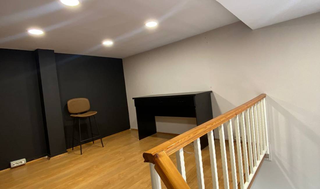 Jepet me qera ambjent per zyre duplex tek 21-Dhjetori