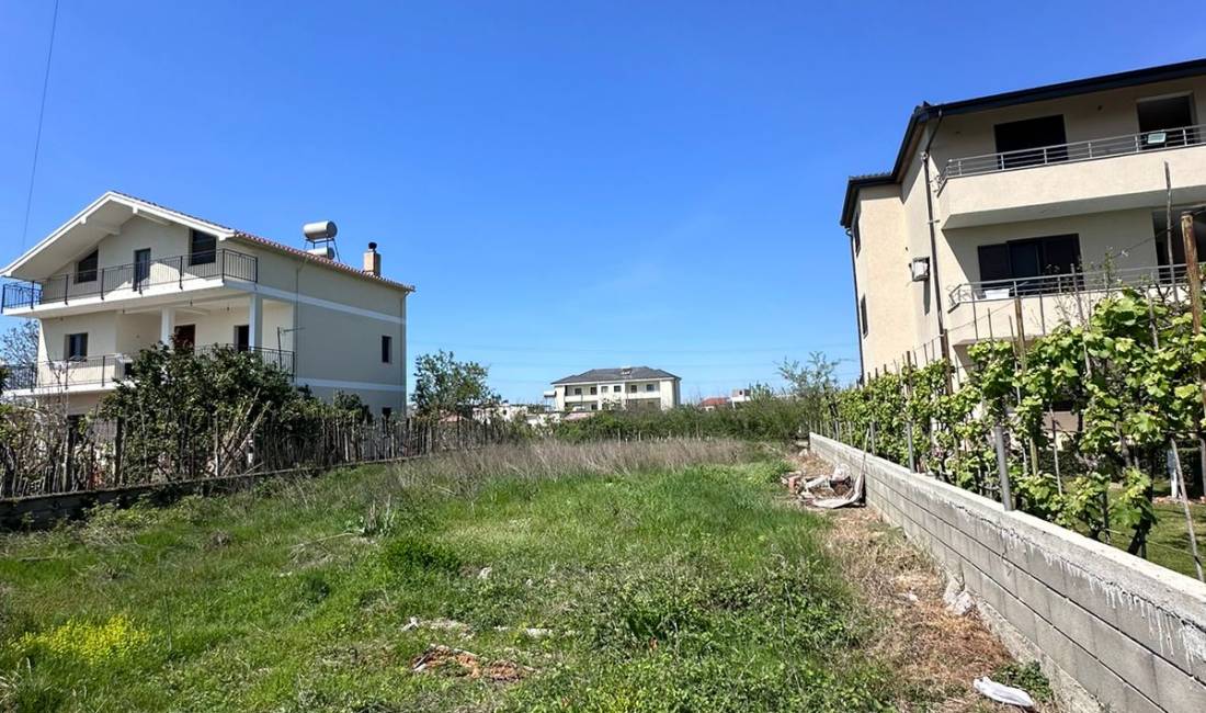 Shitet toke ne Valias