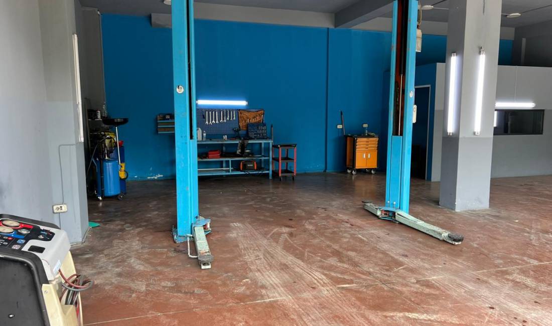 Jepet me qera servis makinash tek Liqeni i Thate