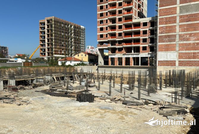 Shitet apartament 2+1+2+ballkon tek Fusha e Aviacionit