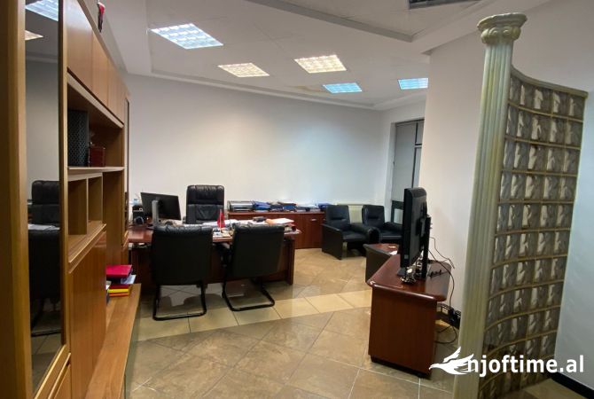 Jepet ambjent zyrash me qera tek Papa Gjon Pali