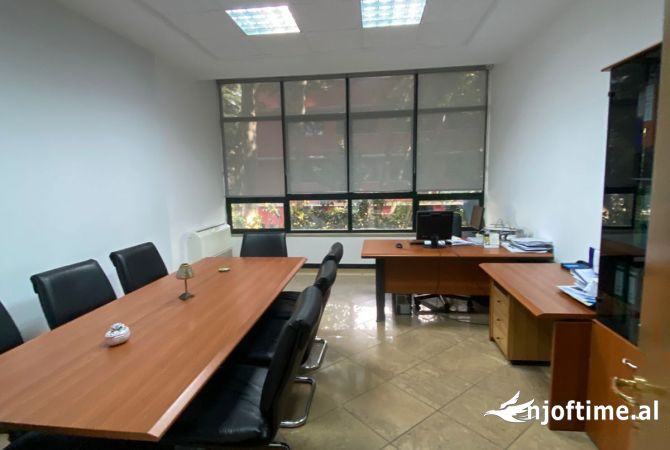 Jepet ambjent zyrash me qera tek Papa Gjon Pali