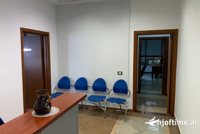 Jepet ambjent zyrash me qera tek Papa Gjon Pali