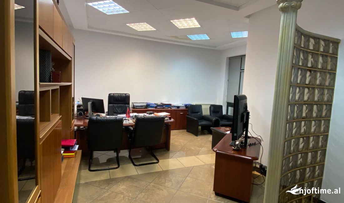 Jepet ambjent zyrash me qera tek Papa Gjon Pali