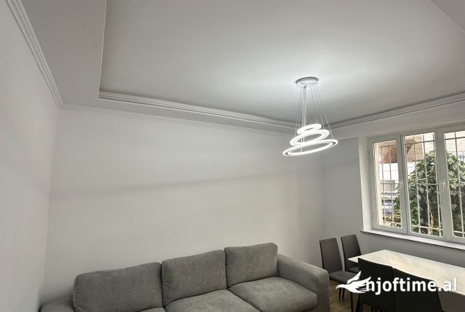 Jepet me qira apartament 2+1+oborr ne zonen e 21 Dhjetorit