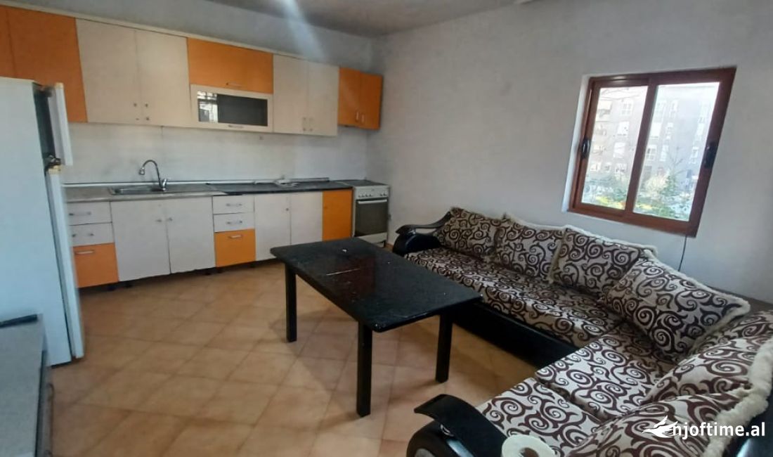 Shtepi me qera Apartament ne Tirane, 1+1, Mobilimi Pjeserisht e mobiluar, Pagesa 35,000  Leke.