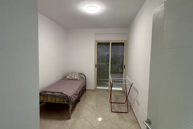 Shtepi ne shitje Apartament ne Tirane, 2+1, Mobilimi E mobiluar, Pagesa 142,500  Euro.
