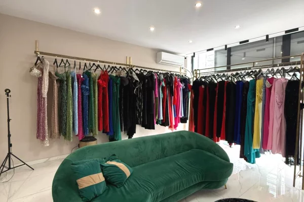 Shitet aktivitet biznesi fustanesh me qira ne Kamez 