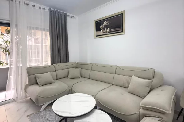 Jepet me qira apartament 2+1+2wc+2 ballkone ne Kamez