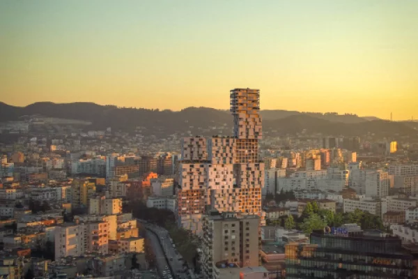 Shtepi ne shitje Apartament ne Tirane, 2+1, Mobilimi Bosh, pa mobiluar, Pagesa 325,600  Euro.