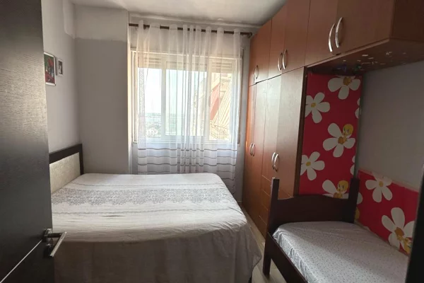 Shtepi ne shitje Apartament ne Tirane, 1+1, Mobilimi E mobiluar, Pagesa 83,000  Euro.